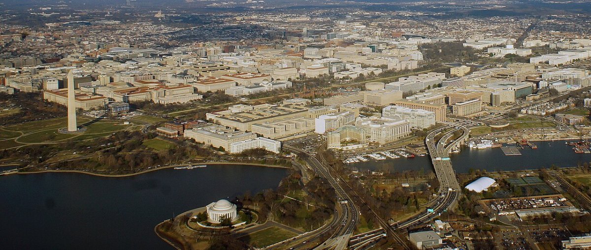 Na washingtonském National Mall se v trávě objevilo obří „86 47“. Bílý dům mluví o politickém násilí — za stejný kód čelí obžalobě exředitel FBI