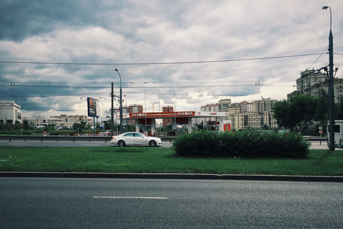 Benzin na příděl už i v Moskvě a Petrohradu. Palivová krize dorazila do jádra Ruska a úřady ji zlehčují