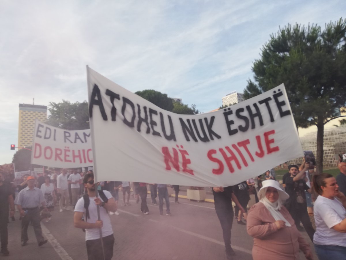 Albánská „plameňáková revoluce“ přerostla svůj důvod: demonstranti chtějí pryč Ramu i Berishu, premiér viní Írán