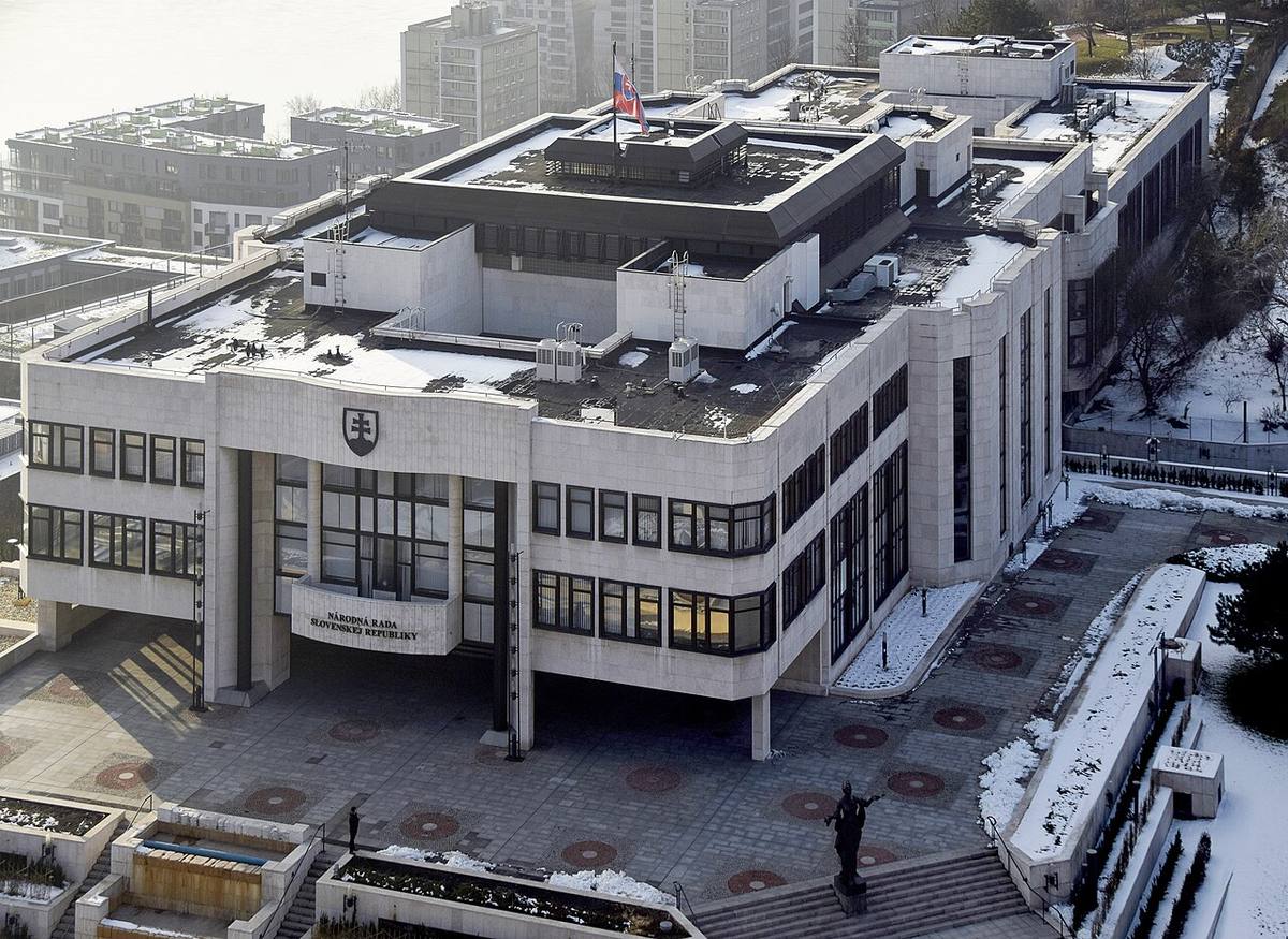 O čem píše Slovensko: Fico kárá vlastní Hlas před rozpočtem. Smer útočí na Dubéciho, Pellegrinimu začíná třetí rok