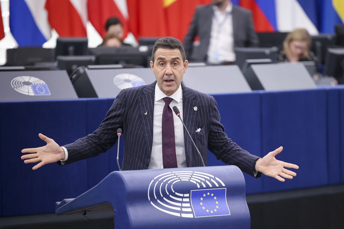 Vannacciho strana chce zrušit trestný čin feminicidy a ohrožuje Meloniovou zprava. Vzestup generála očima deníku La Repubblica