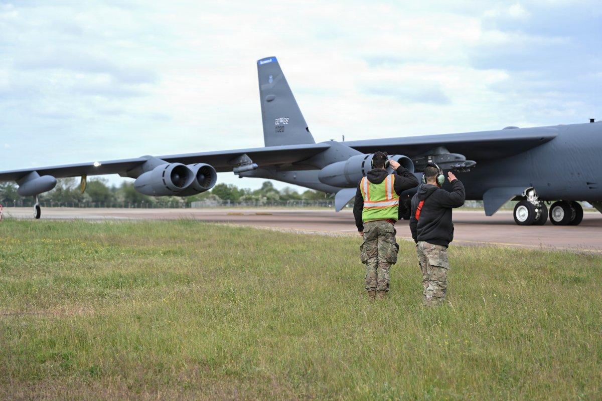 Bombardér B-52 se zřítil po startu v Kalifornii, zahynulo osm lidí. Stroj testoval nový radar