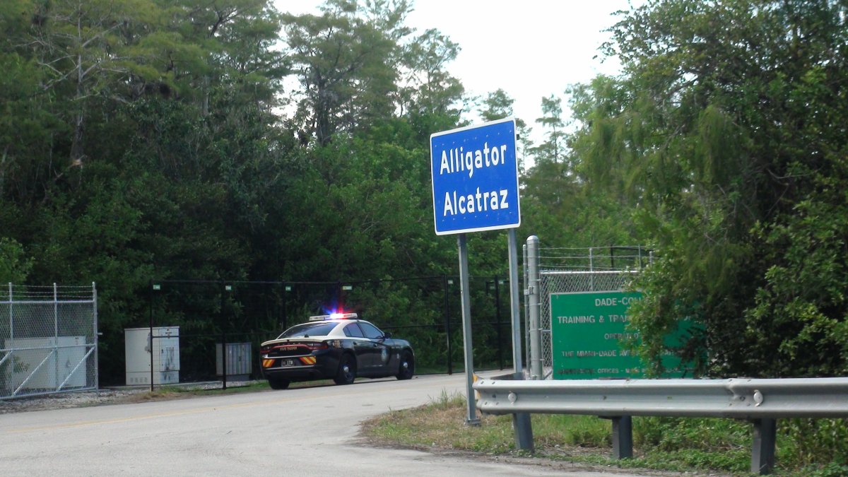 „Alligator Alcatraz“ se potichu zavírá. Trumpův prestižní tábor ustál soud, zabily ho náklady