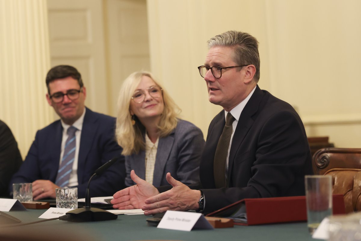 Starmer rezignoval, Burnham míří do Westminsteru. Labouristé se přou o jeho „korunovaci“ i o předčasné volby