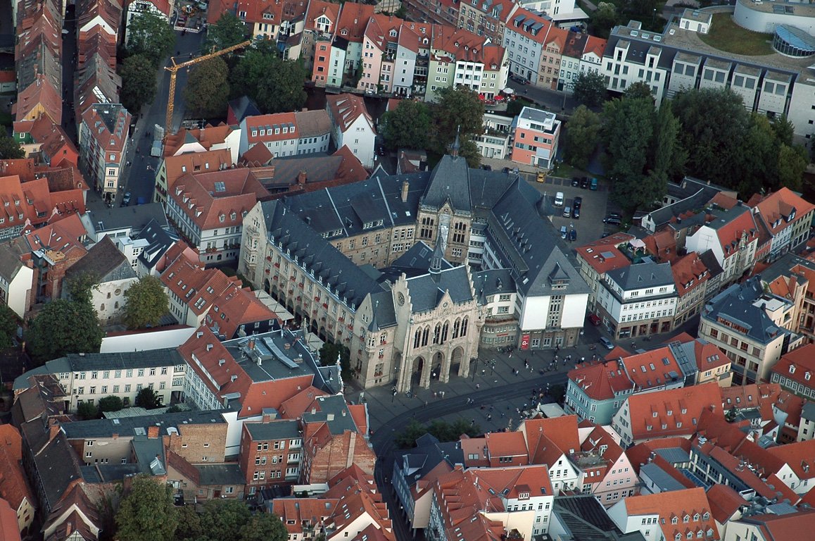 Vede průzkumy, ale vládnout s ní nikdo nechce. Sjezd AfD v Erfurtu blokovalo 31 tisíc demonstrantů