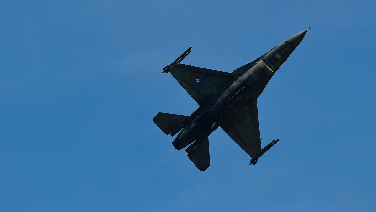 Hořící řecký F-16 nouzově přistál na Zakynthosu. Pilot vyvázl bez zranění
