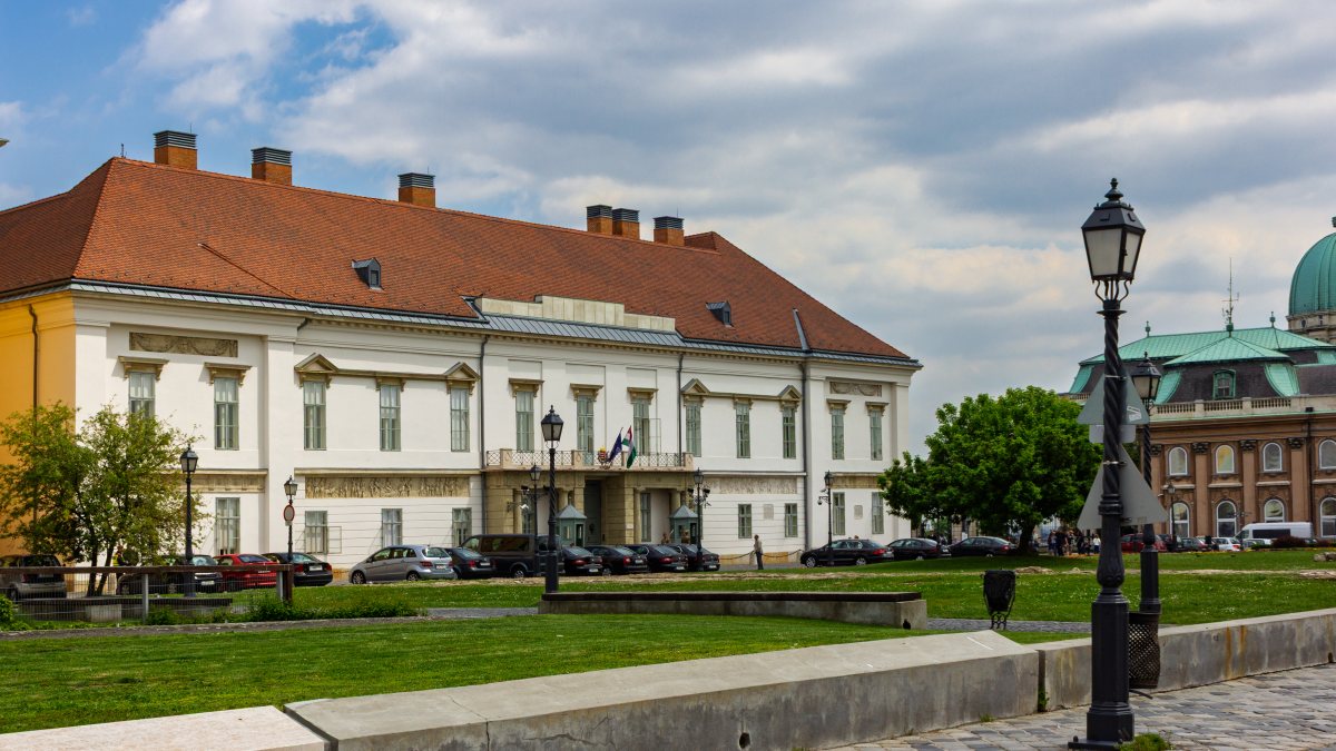 Maďarsko má prezidenta Andráse Baku. Fidesz a KDNP ho neuznávají, Ústavní soud řeší podání proti novelám