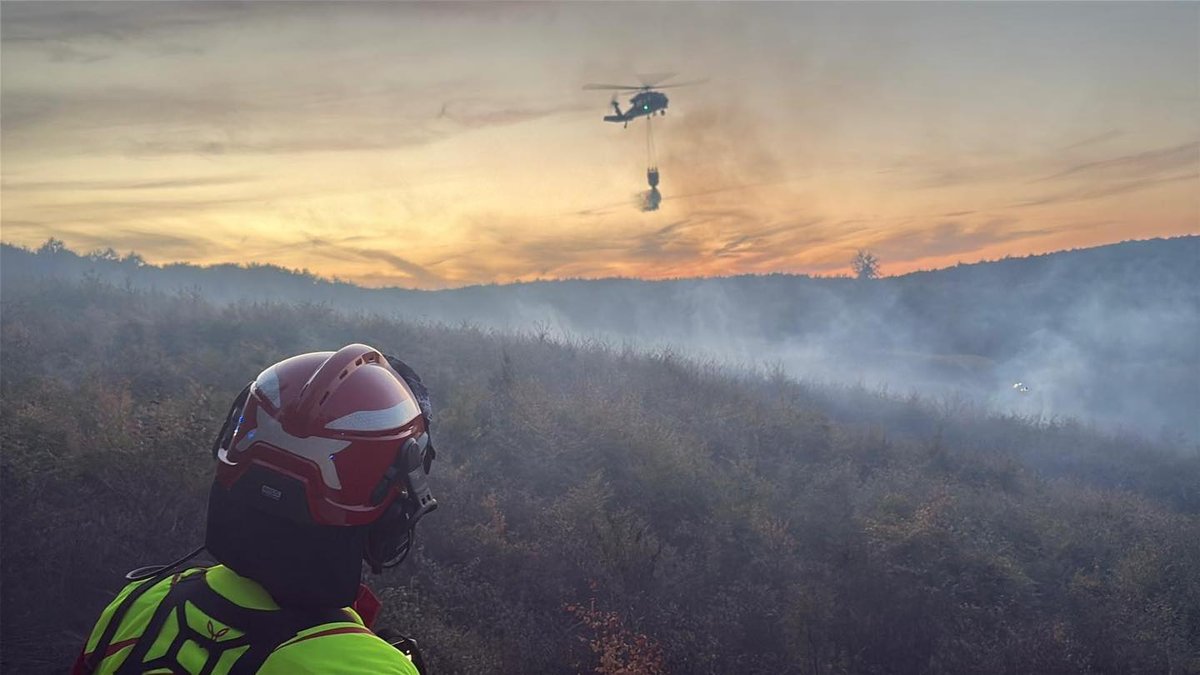 Požár u Trstína zasáhl 130 hektarů. Hasiči ho lokalizovali, pomáhal Black Hawk