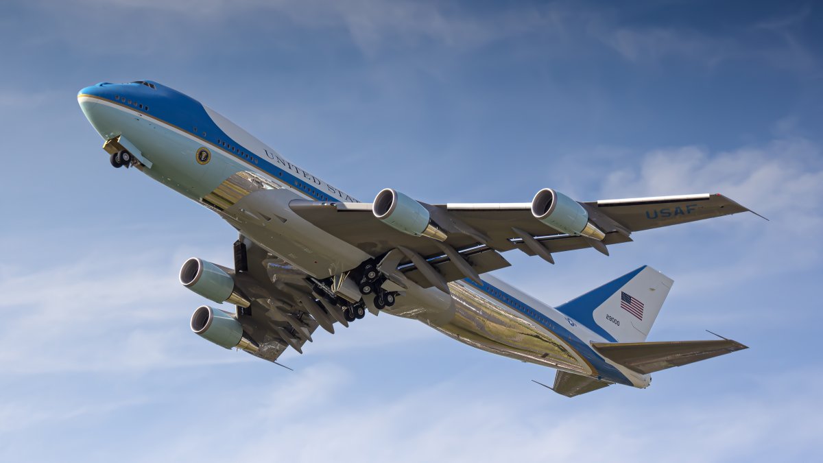 Trump měl opustit ankarský summit v cateringovém vozíku. Starý prezidentský Boeing měl podle médií vzlétnout jako návnada i s novináři na palubě
