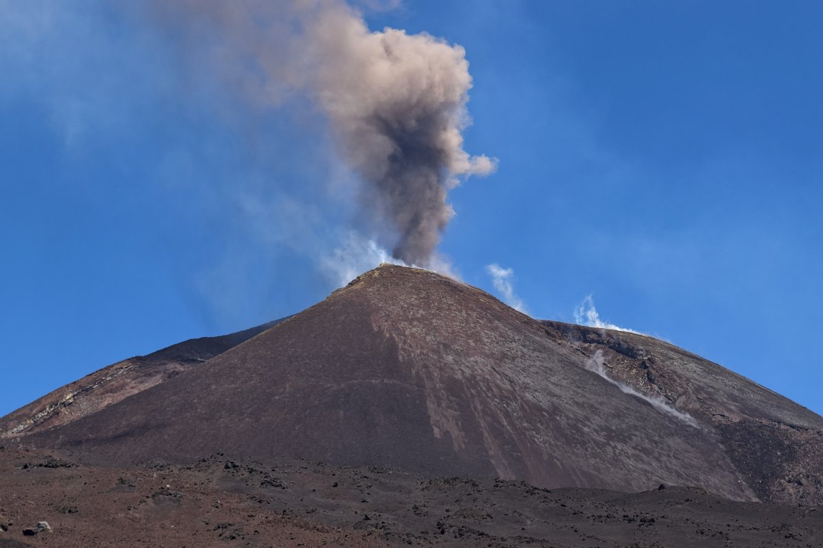 Dovolená v Itálii: Etna zavírá letiště v Catanii, u Gardského jezera shořelo 50 hektarů a do Španělska se létá přes pasovou kontrolu