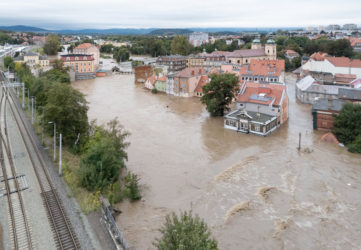 Miliony povodňové pomoci dostaly firmy z jedné vesnice. Hasiči ani satelity tam vodu nepotvrdili