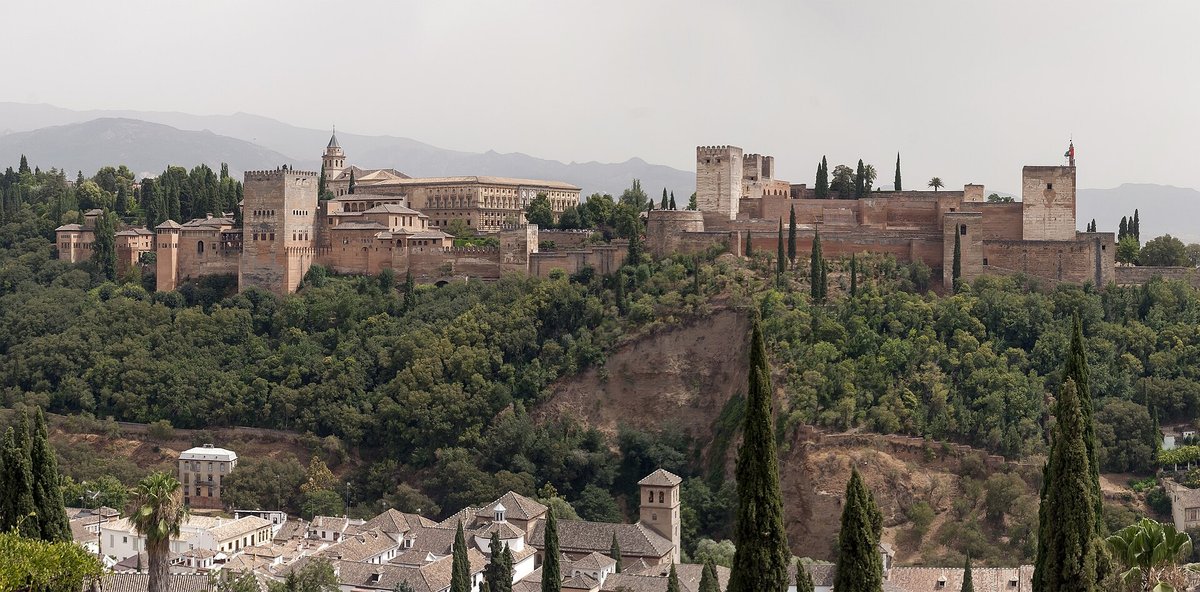 Dovolená ve Španělsku: Alhambra je zase otevřená. Valencii smetla bouře se 150 km/h, v Ceutě přesouvají 1 800 lidí
