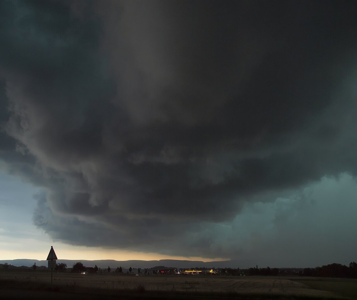 Bratislavou se přehnala bouřka s kroupami a výpadky proudu. Meteorolog hovoří o supercele, tři hodiny předtím zasáhla jih Vídně
