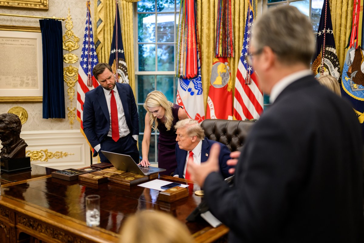 Trumpova asistentka rok pracovala bez bezpečnostní prověrky. Filtruje mu informace a píše lídrům jeho jménem