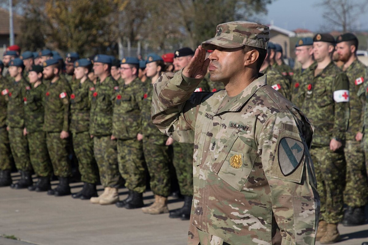 Východní křídlo chce za americké vojáky platit více. Pentagon se spojenců ptá také na lojalitu
