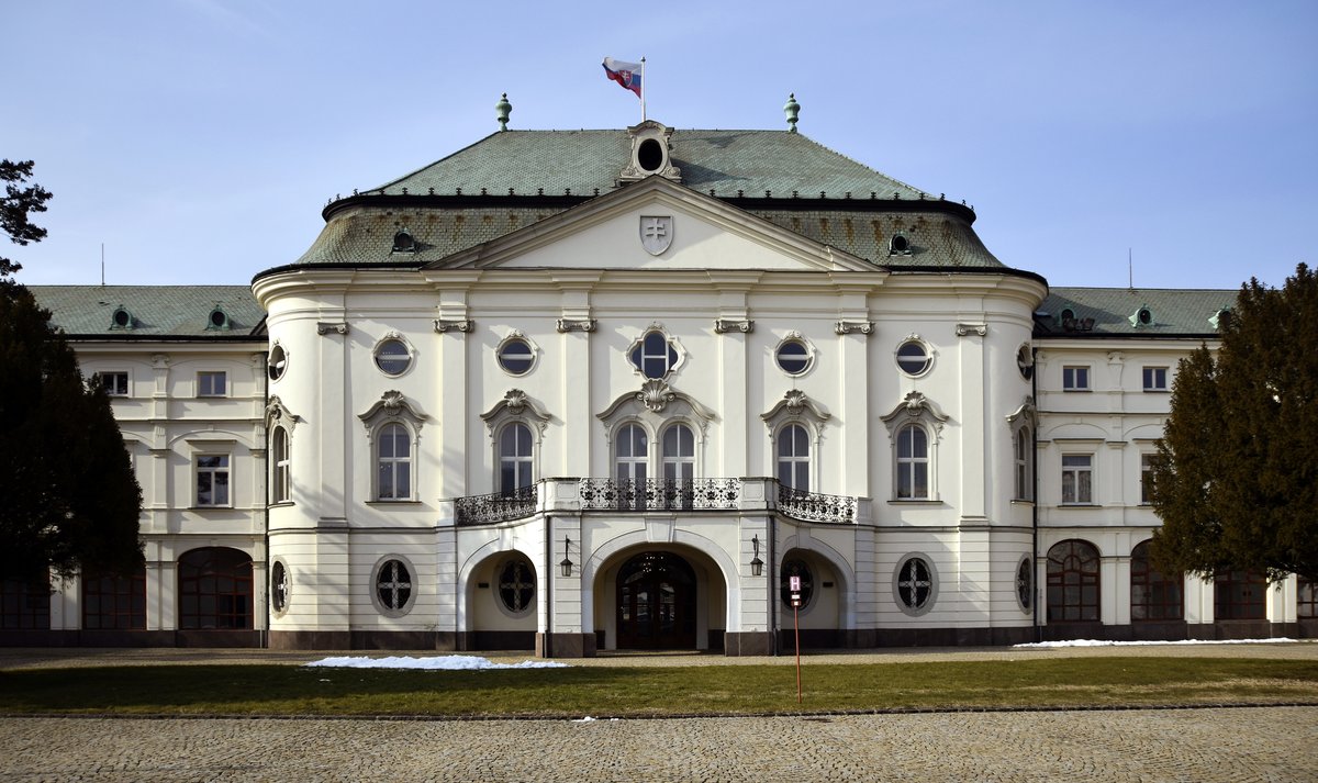O čem píše Slovensko: Fico chce zrušit transakční daň. Hlas navrhuje referendum o zkrácení volebního období