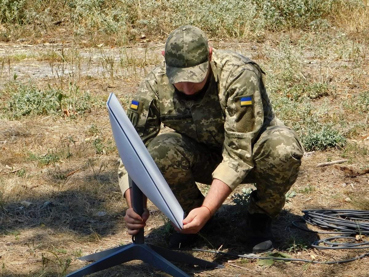 Ukrajinské drony létají na amerických technologiích. Kyjev je neovládá, ruská náhrada se trápí na oběžné dráze