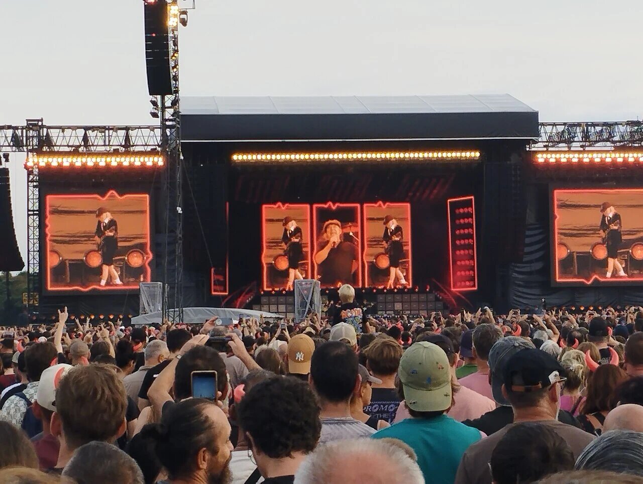 Bouře poškodila stadión v Torontu, koncert AC/DC je v ohrožení