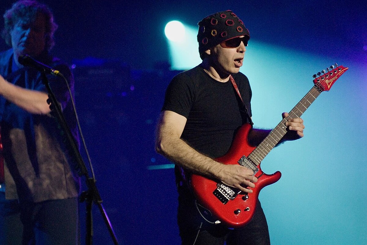 Satriani a Vai zveřejnili Mayhem. Album uzavírá páska z první hodiny, kterou spolu měli