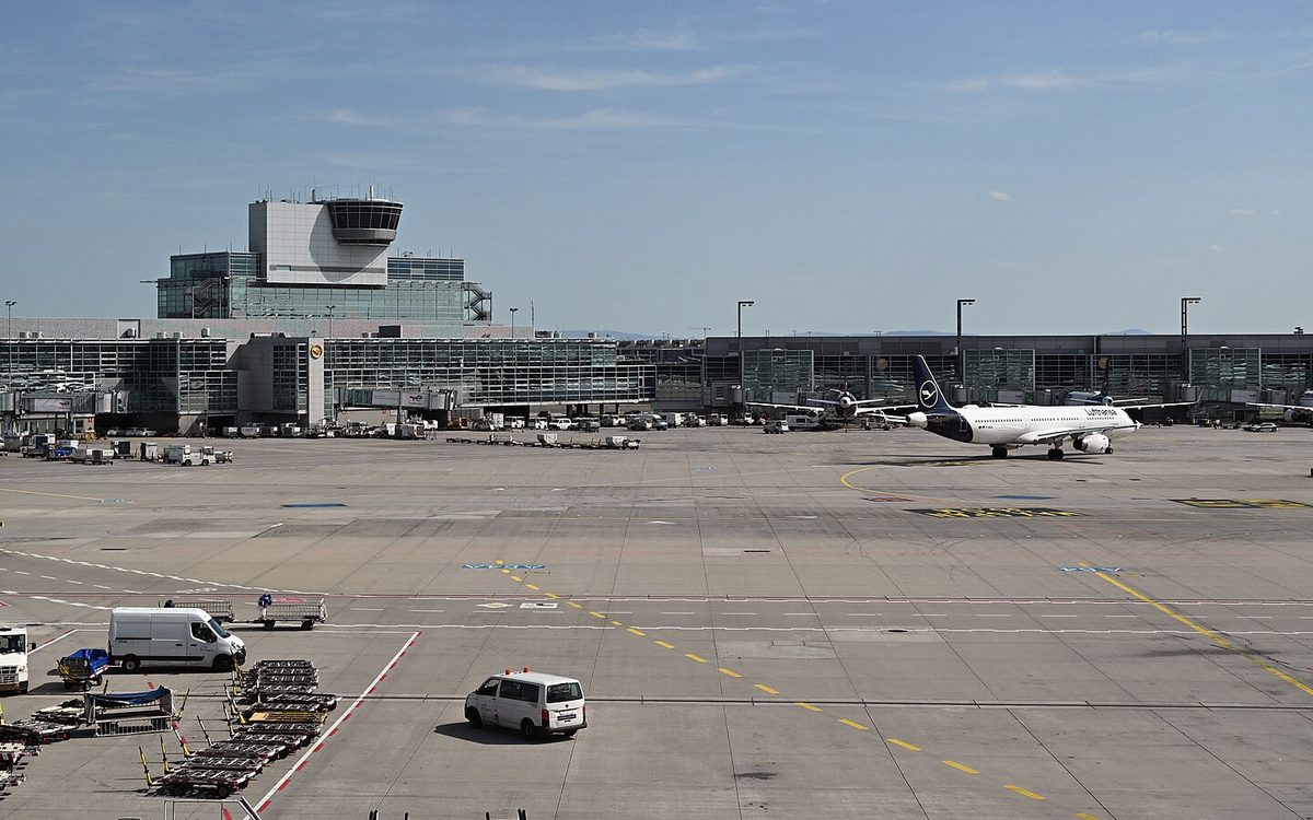 Dva obyvatelé čtvrti u letiště Frankfurt mají malárii. Úřad předpokládá, že komár k nim doletěl z letiště