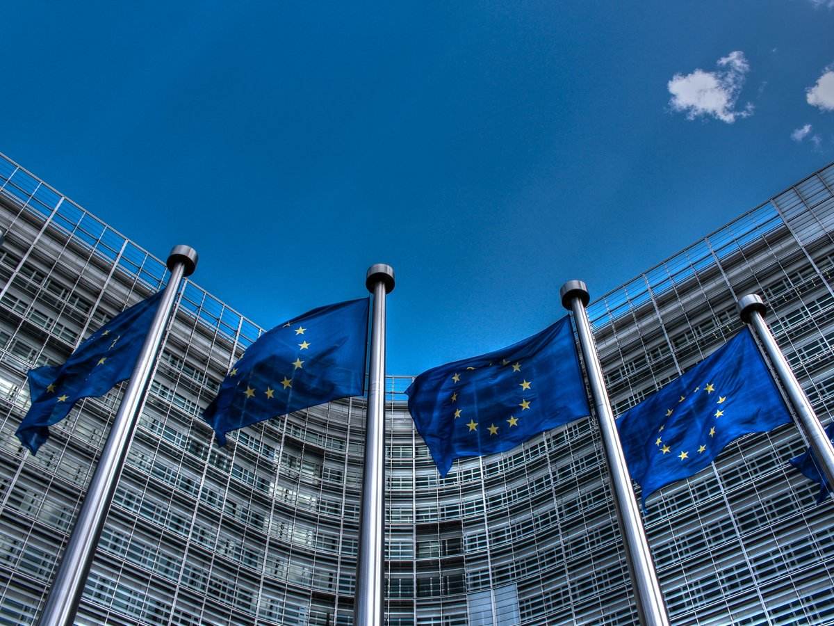 O čem píše Evropa: Fed poprvé od roku 2023 zvýšil sazby, Trump vyhrožuje EU kvůli Kanadě, Haag odsoudil Thaçiho