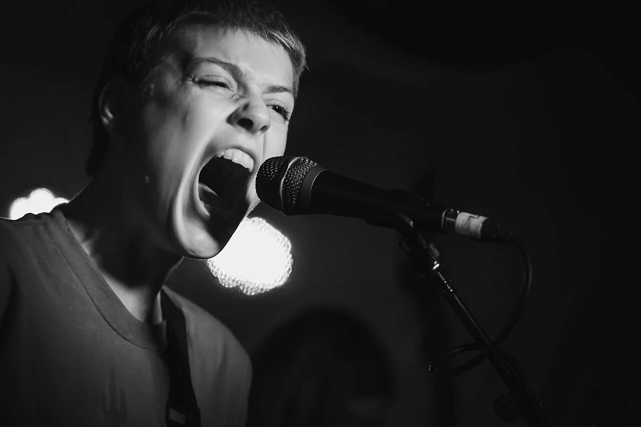 Zpěvačka Porridge Radio Dana Margolin vydala první sólový singl Big Beautiful Sound