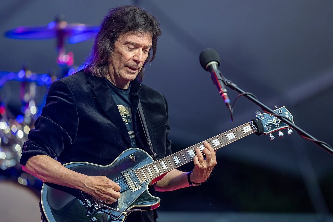 Kytaristé Genesis a Marillion nahráli společné album. Steve Hackett a Steve Rothery vydali The Roaring Waves