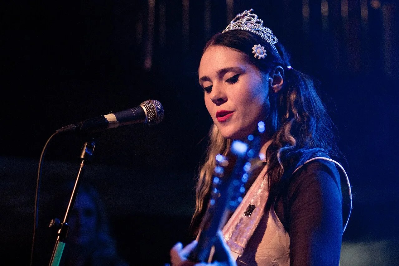 Kate Nash ohlásila album Cailín věnovaný irským kořenům. Singl Spilt Milk je o právu rozhodovat o vlastním těle