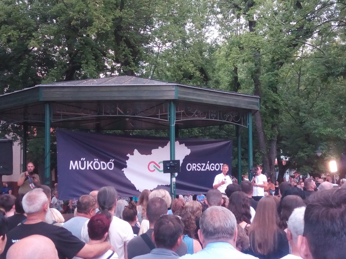 Muž polil maďarského premiéra vínem na vinobraní. Od úterý jde o třetí případ, předtím v televizi zazněla výzva na odstřelovače