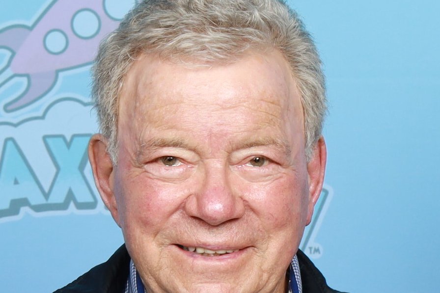 William Shatner má 95 let a debutoval v metalu. Zahrál Metallicu, Ozzyho i Motörhead