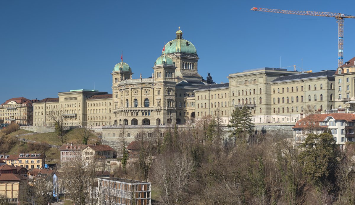 Švýcaři hlasují 27. září o zákazu vlastních sankcí. Blocherova iniciativa ztrácí podporu i mezi voliči jeho strany