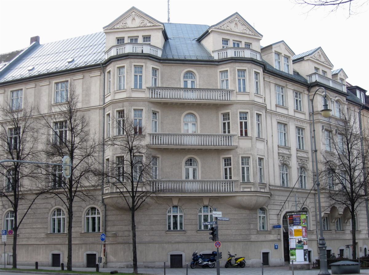 Badatelův nález oslabuje Hitlerovo alibi, vraždu nedokazuje. Tři dokumenty z mnichovských archivů kladou nalezení těla Geli Raubalové o den dříve