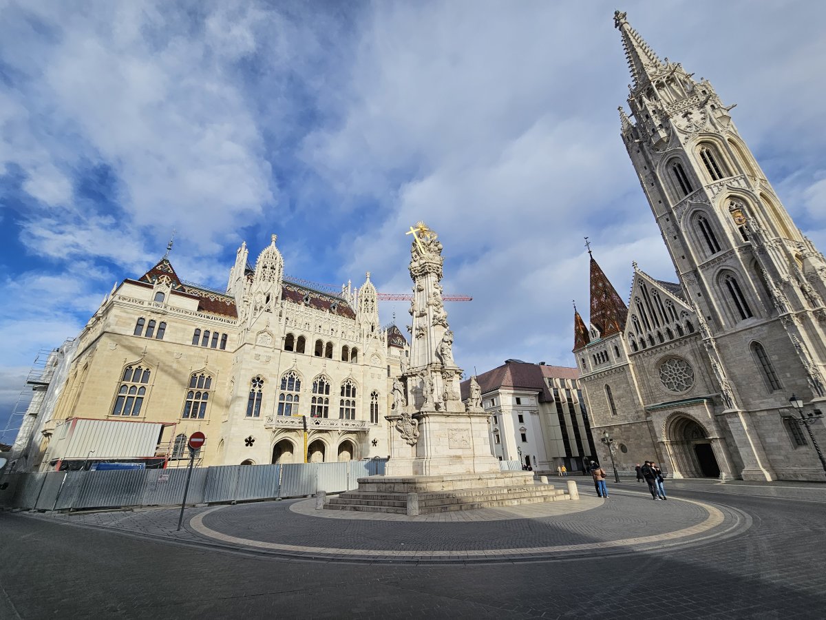 Maďarské ministerstvo vnitra zařídili za více než dvě miliardy forintů. Věšák stál 475 tisíc, ministerský stůl 8,2 milionu