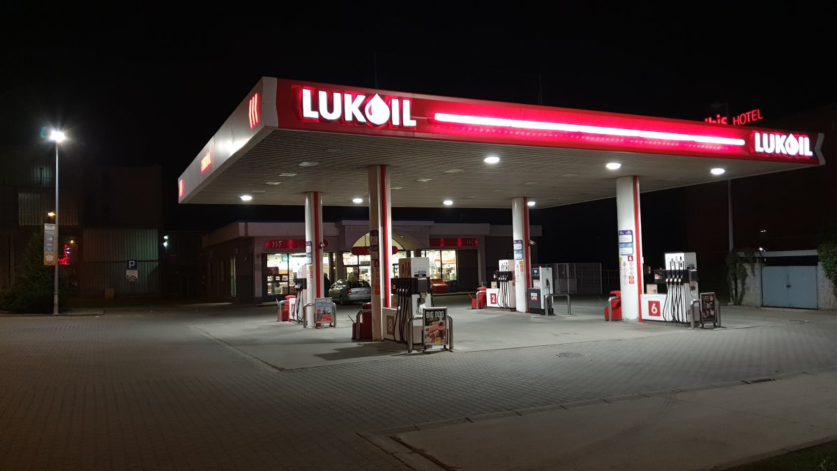 Putin nabídl Trumpovým emisarům prodej zahraničního Lukoilu, píše NYT. Kupující konsorcium má vazby na partnery Kushnera a Witkoffa