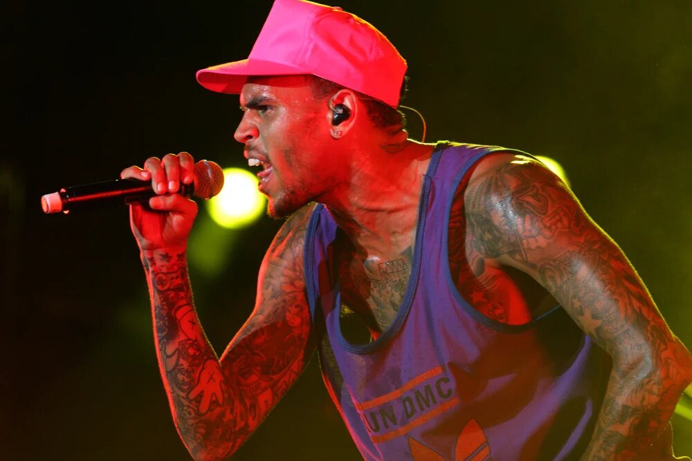 Chris Brown dostal podmíněný trest za útok lahví v londýnském klubu