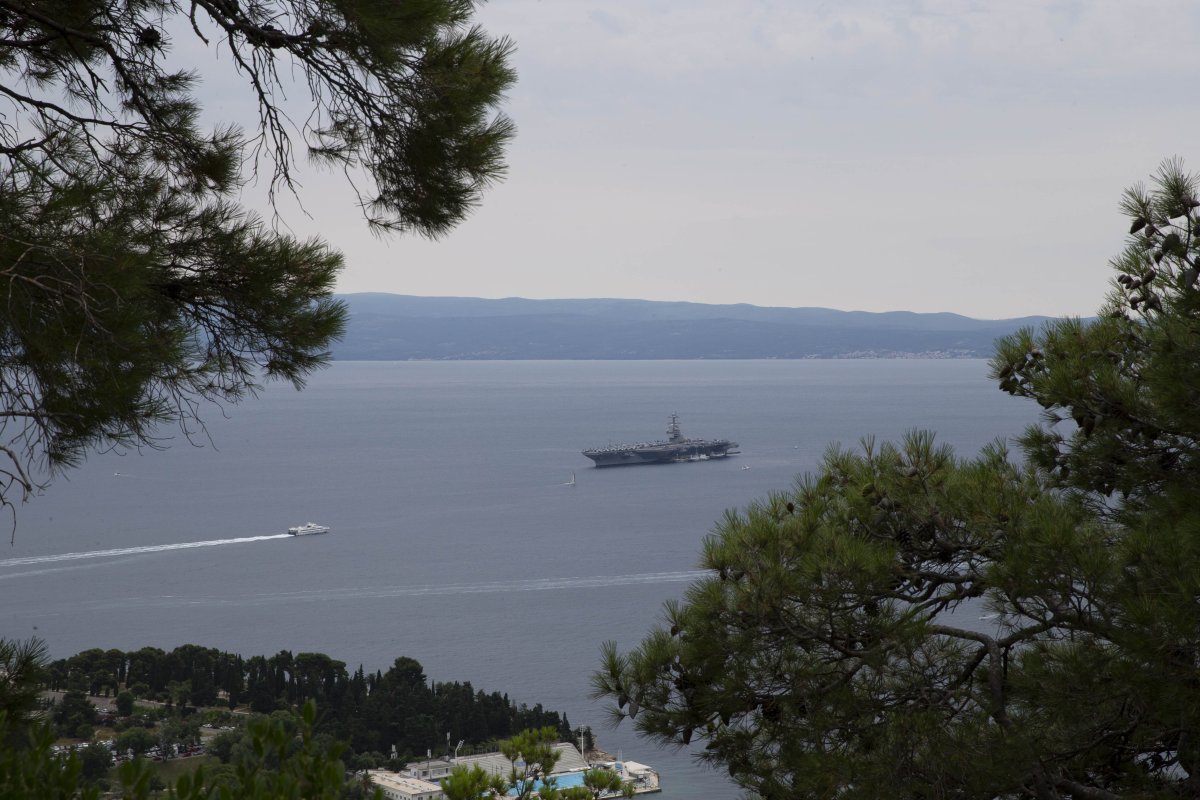 Největší letadlová loď světa kotví ve Splitu: Požár, poškozené toalety a protesty vyhnaly USS Gerald Ford z války