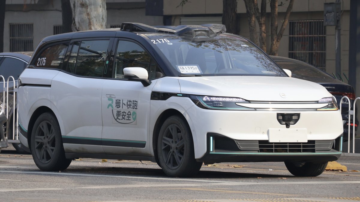Robotaxi Baidu v Pekingu selhaly: výpadek systému zastavil desítky až stovky aut