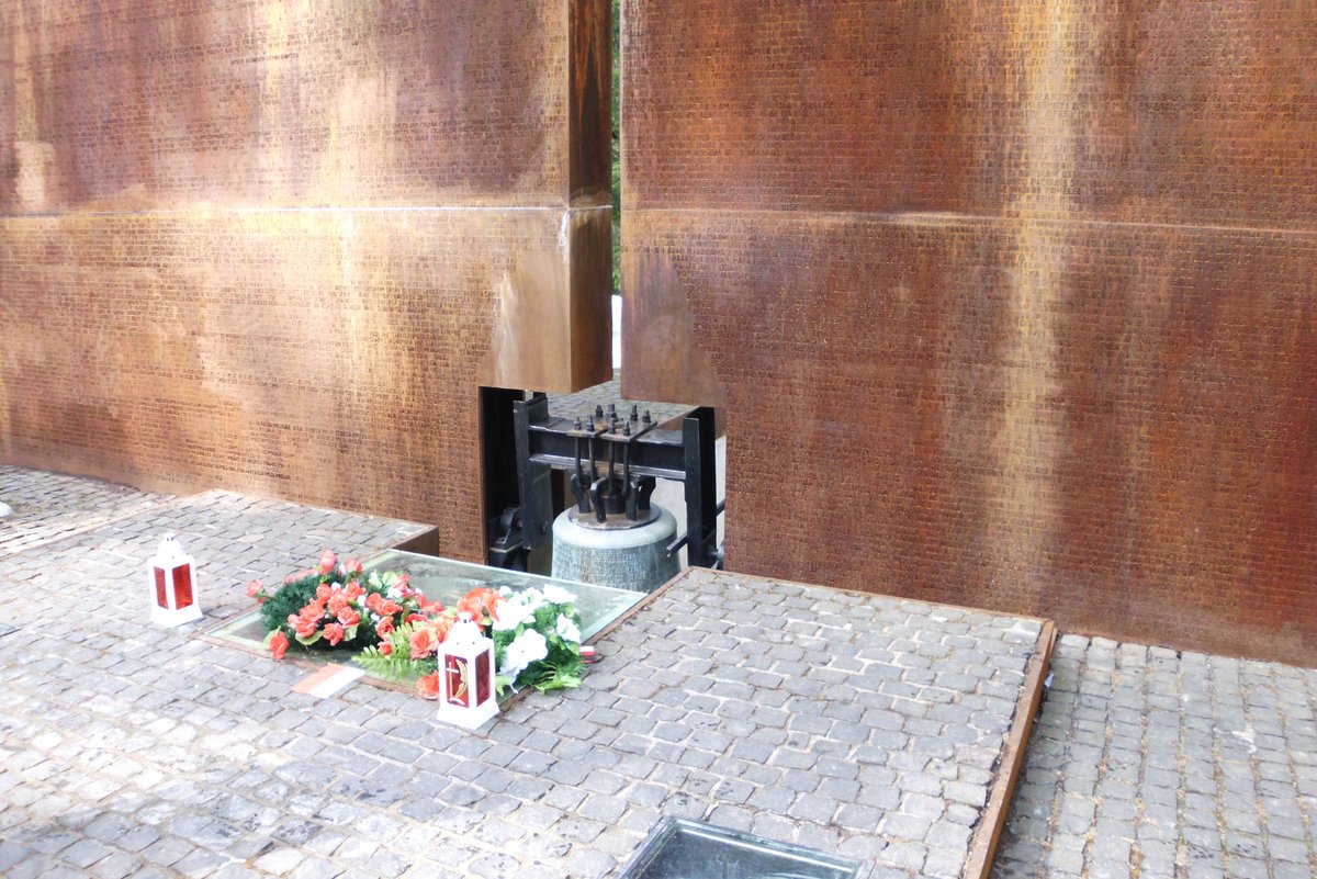 Katyn jako nástroj propagandy: Moskva vrací staré lži na místo masakry