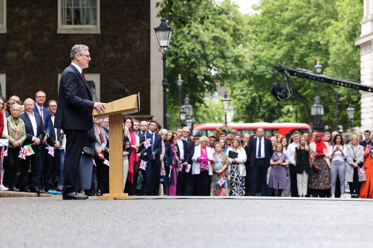 Britský premiér Starmer čelil třem žhářským útokům v Londýně. Před soudem tři muži z Ukrajiny a Rumunska, najal je přes Telegram záhadný „El Money"