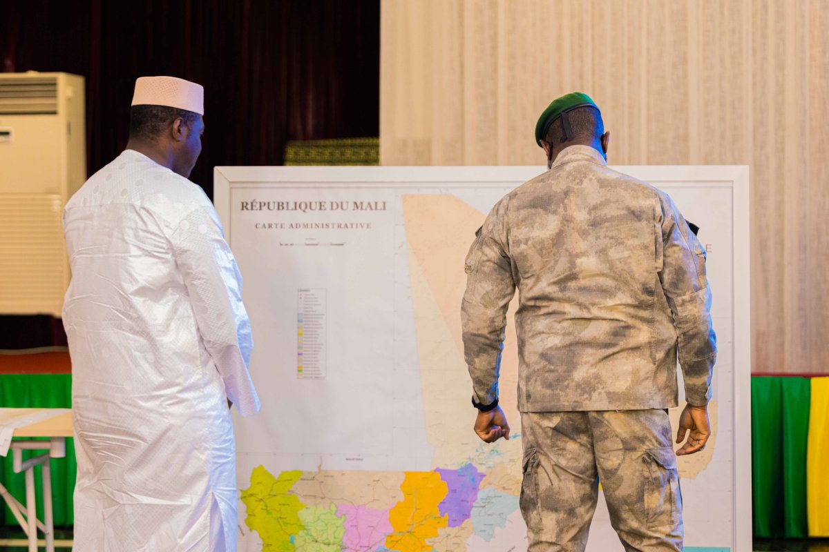 Mali, pátý den ofenzívy: JNIM blokuje cesty do Bamaka a vyzývá na pád junty. Goïta se po dnech ticha ukázal po boku ruského velvyslance