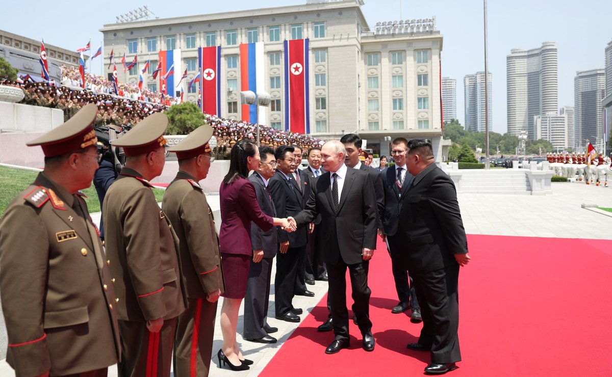 2304 jmen na korejské zdi a pochod na Červeném náměstí. KLDR-ruský pakt se konsoliduje před zraky světa