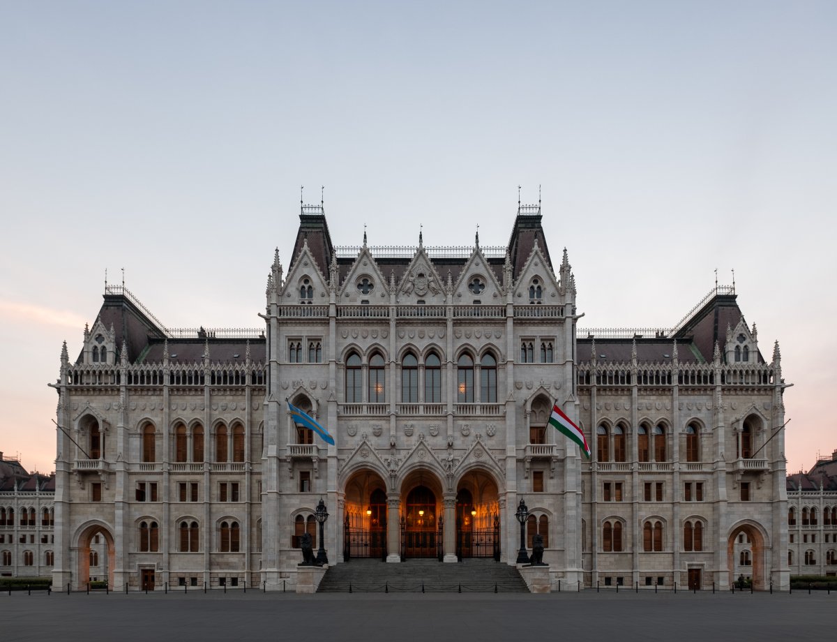 Magyar složil první vládu po Orbánovi. Zrušili nouzový stav, premiér ukázal luxus na ministerstvu vnitra