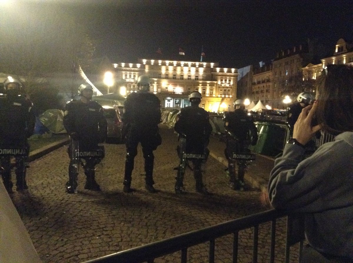 Srbsko v den velkého protestu zastavilo všechny vlaky. Oficiálně kvůli bombové hrozbě, kritici mluví o blokádě demonstrantů