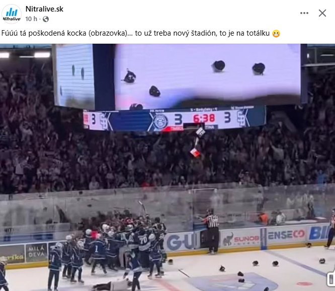 Bližší záber poškodenej obrazovky. Lokálny portál Nitralive.sk: „to už treba nový štadión, to je na totálku."