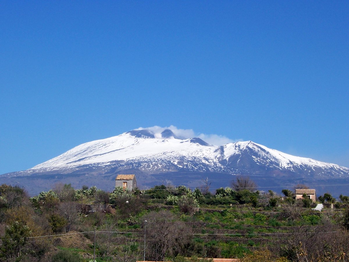 Erupce Etny nadále omezuje lety na Sicílii