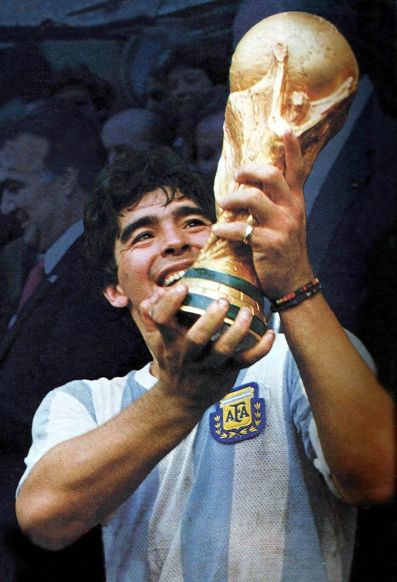 Maradonův míč z gólu Boží rukou vydražili za miliony