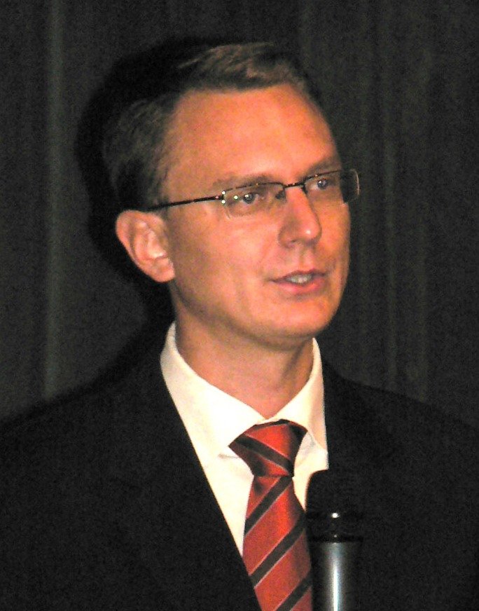Péter Magyar vystoupil v parlamentní diskusi s kritikou Fideszu