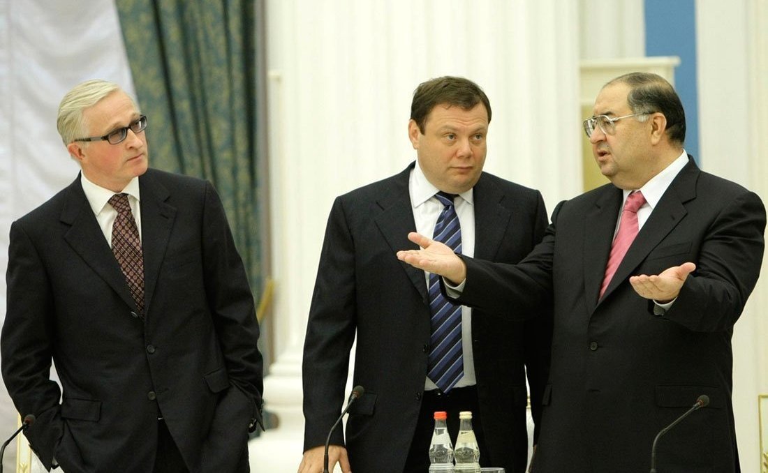 EU vyřadila Usmanova a Fridmana, Baku vzápětí pustilo Francouze