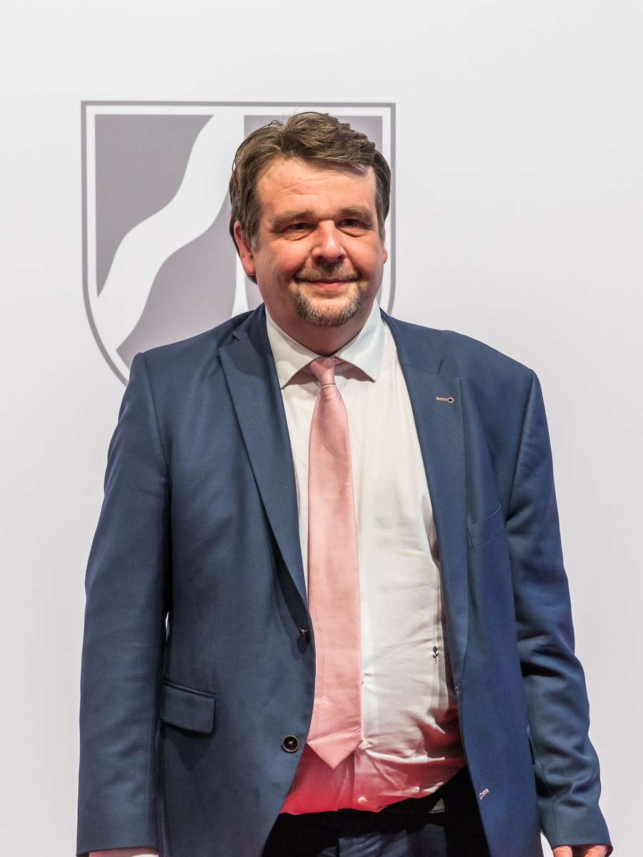 Spor o hlasy CDU po volbě Rauscha pokračuje, BMW stáhlo nabídku